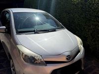 Usata Toyota Yaris Hybrid Lounge+ 75 CV (55 kW) 2014 Argento Berlina