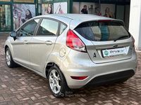 Usata Ford Fiesta 75 CV (55 kW) 2015 Bianco Utilitaria