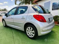Usado Peugeot 207 68 CV (50 kW) 2006 Gris Berlina
