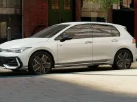Nuova VW Golf VIII R-line Plus 150 CV (110 kW) 2026 Oryx white perlato Berlina