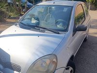 Usata Toyota Yaris 68 CV (50 kW) 2001 Grigio Utilitaria