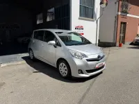 Gebraucht Toyota Verso-S 99 PS (72 kW) 2011 Silber Van / Kleinbus