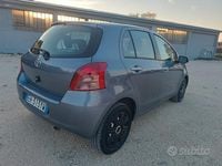 Usata Toyota Yaris 100 CV (73 kW) 2011 Grigio Berlina
