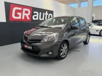 Usata Toyota Yaris Lounge 99 CV (72 kW) 2014 Grigio Utilitaria