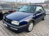 Usado VW Golf Cabriolet Sport 101 HP (74 kW) 1997 Azul Cabrios