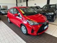 Usata Toyota Yaris Lounge 69 CV (50 kW) 2015 Rosso Utilitaria