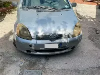 Usata Toyota Yaris 86 CV (63 kW) 2000 Grigio Berlina