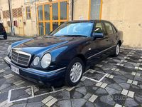 Usata Mercedes E200 Elegance 136 CV (100 kW) 1996 Blu Berlina