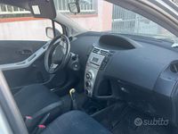 Usata Toyota Yaris Sol 90 CV (66 kW) 2006 Grigio Utilitaria