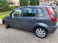 Usata Ford Fiesta Ghia 44 CV (32 kW) 2004 Grigio Utilitaria