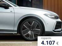 Nuova VW Passat R-line Plus 150 CV (110 kW) 2025 Dolomite silver metallizzato Station wagon