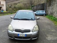 Usata Toyota Yaris 68 CV (50 kW) 2003 Grigio Utilitaria