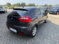 Usata Kia Rio 90 CV (66 kW) 2015 Grigio Berlina
