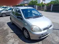 Usata Toyota Yaris Sol 68 CV (50 kW) 2001 Grigio Berlina