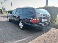Usata Mercedes E200 Avantgarde 136 CV (100 kW) 1996 Blu Station wagon