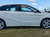 Usata Mercedes B200 140 CV (102 kW) 2015 Bianco Monovolume