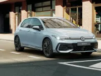 Nuova VW Golf VIII R-line Plus 150 CV (110 kW) 2026 Crystal ice blue metallizzato Berlina