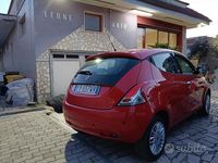 Usado Lancia Ypsilon Silver 69 HP (50 kW) 2018 Vermelho Citadino