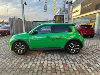 Usata Renault 5 E-Tech Urban 77 kW (106 CV) 2025 Verde pop Berlina