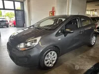 Usata Kia Rio 75 CV (55 kW) 2013 Grigio Berlina