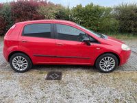Begagnad Fiat Grande Punto Dynamic 69 HK (50 kW) 2009 Röd Halvkombi