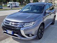Usata Mitsubishi Outlander P-HEV Instyle 121 CV (88 kW) 2017 Grigio SUV