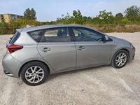 Usata Toyota Auris Hybrid Active 99 CV (72 kW) 2015 Argento Berlina