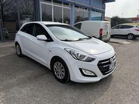 Begagnad Hyundai i30 Comfort 101 HK (74 kW) 2016 Vit Sedan