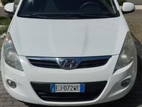 Usata Hyundai i20 Comfort 78 CV (57 kW) 2011 Bianco Utilitaria