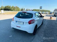 Usata Peugeot 208 Active 82 CV (60 kW) 2013 Bianco Utilitaria