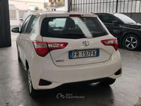 Usata Toyota Yaris Active 69 CV (50 kW) 2018 Bianco Berlina