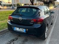 Używany Opel Astra Cosmo 140 KM (102 kW) 2010 Czarny Sedan/Limuzyna