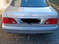Usata Mercedes E220 136 CV (100 kW) 1997 Grigio Berlina