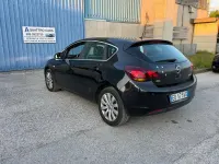 Usata Opel Astra 110 CV (80 kW) 2011 Nero Berlina