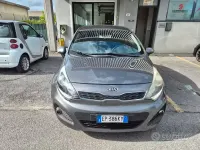 Usado Kia Rio 90 HP (66 kW) 2012 Cinzento Sedan