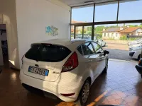 Usata Ford Fiesta 60 CV (44 kW) 2014 Bianco Utilitaria