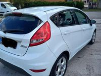 Usata Ford Fiesta 97 CV (71 kW) 2012 Bianco Utilitaria
