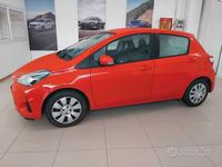 Usata Toyota Yaris Cool 73 CV (53 kW) 2018 Rosso Berlina