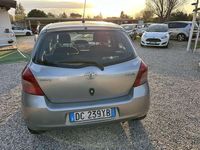 Usata Toyota Yaris Sol 69 CV (50 kW) 2006 Argento Berlina