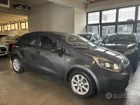 Usata Kia Rio 75 CV (55 kW) 2013 Grigio Berlina