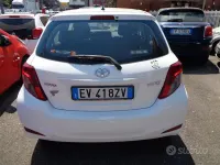 Usata Toyota Yaris Trend 69 CV (50 kW) 2014 Bianco Utilitaria