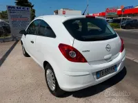 Usata Opel Corsa 65 CV (47 kW) 2010 Bianco Utilitaria