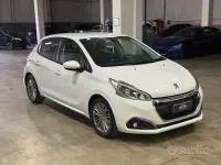 Usata Peugeot 208 Active 75 CV (55 kW) 2015 Bianco Utilitaria