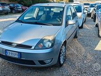 Usata Ford Fiesta Ghia 68 CV (50 kW) 2005 Grigio Berlina