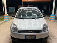 Second-hand Ford Fiesta 75 CP (55 kW) 2004 Gri Hatchback