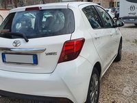 Usata Toyota Yaris Lounge 69 CV (50 kW) 2017 Bianco Berlina