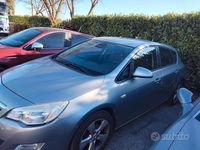 Usata Opel Astra 140 CV (102 kW) 2011 Grigio Berlina