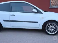 Begagnad Ford Fiesta Ghia 90 HK (66 kW) 2008 Vit Halvkombi