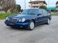 Usata Mercedes E200 Classic 186 CV (136 kW) 1997 Blu Berlina