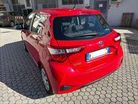 Usata Toyota Yaris Cool 72 CV (52 kW) 2019 Rosso Berlina